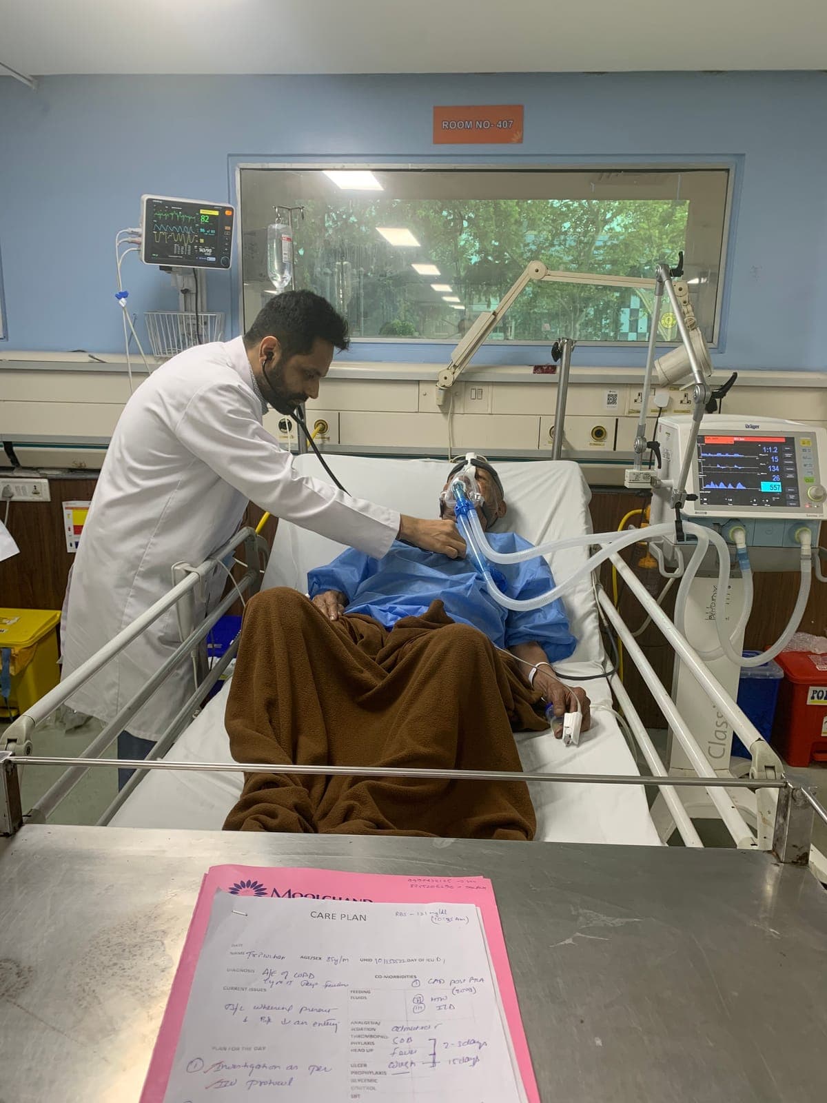 Dr. Kunal Luthra managing a critically ill patient on respiratory support in the ICU